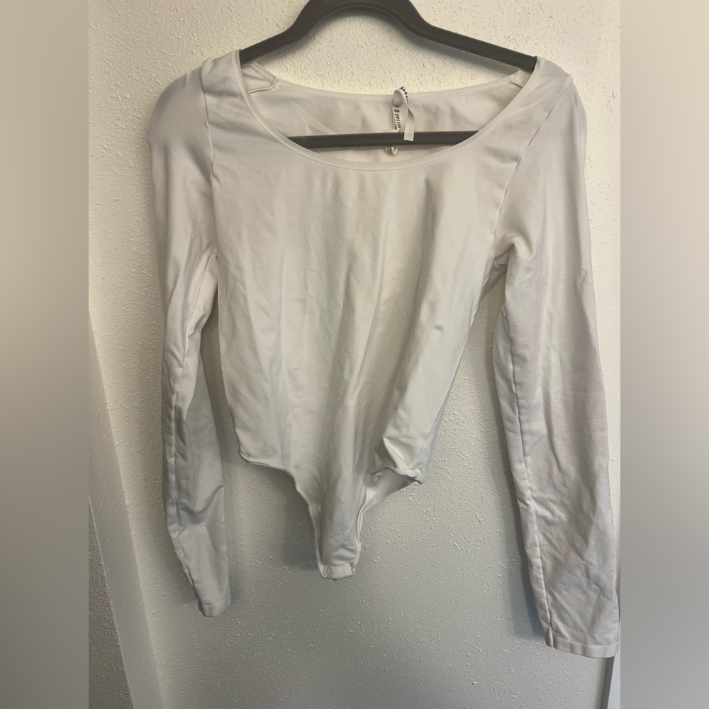 Aritzia babaton body suit long sleeve.  Size L.  Scoop neck high back.